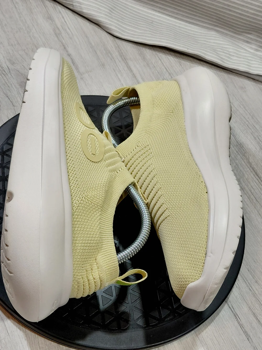 OOFOS Women's OOmy Zen Slip On Recovery Slip-On Knit Sneakers - Pale Yellow W9